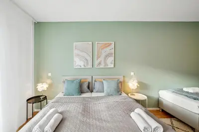 Ein Bett oder Betten in einem Zimmer der Unterkunft Sali Homes R3 - Cozy Retreat by Roter Main River