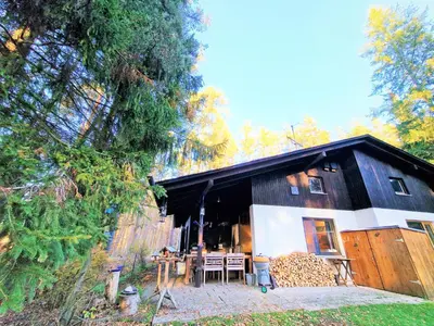Das Gebäude in dem sich das Ferienhaus befindet