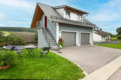 Das Gebäude in dem sich die Ferienwohnung befindet