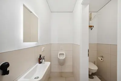 Ein Badezimmer in der Unterkunft Sali Homes - AM2 Spacious Apartment with Terrace in City Center