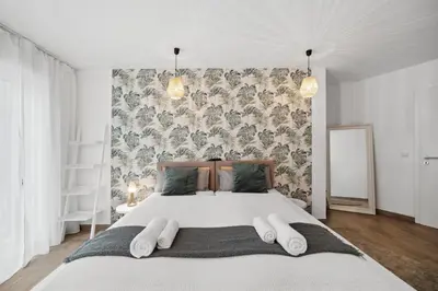 Ein Bett oder Betten in einem Zimmer der Unterkunft Sali Homes - AM2 Spacious Apartment with Terrace in City Center