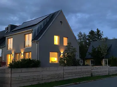 Das Gebäude in dem sich das Ferienhaus befindet