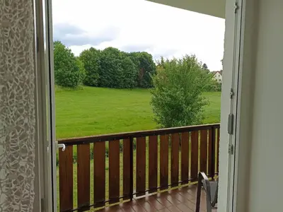 Ein Balkon oder eine Terrasse in der Unterkunft Große helle Ferienwohnung mit Balkon, ruhig gelegen mit guter Verkehrsanbindung