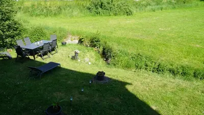 Ein Garten an der Unterkunft Große helle Ferienwohnung mit Balkon, ruhig gelegen mit guter Verkehrsanbindung