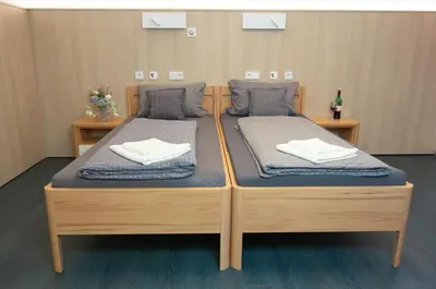 Ein Bett oder Betten in einem Zimmer der Unterkunft Green Night Hotel