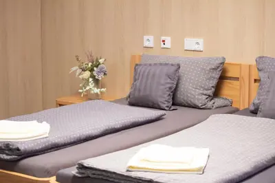 Ein Sitzbereich in der Unterkunft Green Night Hotel