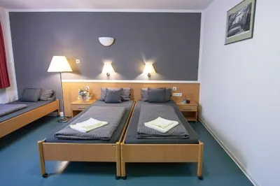 Ein Bett oder Betten in einem Zimmer der Unterkunft Green Night Hotel