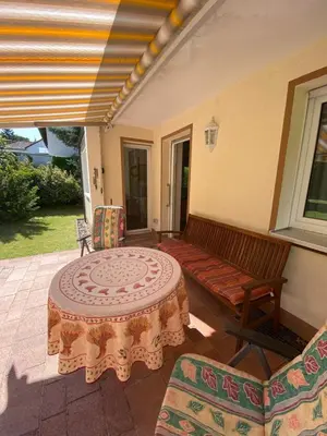 Ein Sitzbereich in der Unterkunft Eichendorff Garten Apartment, zentrumsnah, in direkter Nähe zur Universität