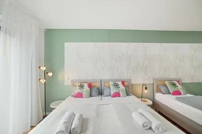 Ein Bett oder Betten in einem Zimmer der Unterkunft Salí Homes R4 - High-Quality Apartment with Terrace