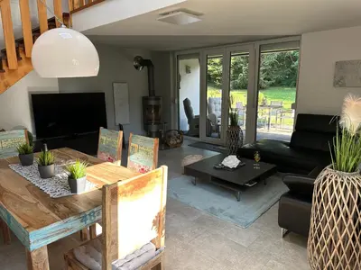 Ein Sitzbereich in der Unterkunft Frankenwald Ferienhaus FourStars am See in Lichtenberg, Bayern, Oberfranken, Bad Steben - Hof -Saale, Rennsteig