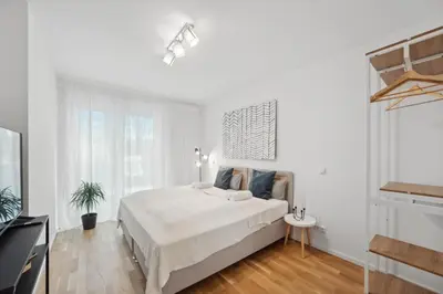 Ein Bett oder Betten in einem Zimmer der Unterkunft Sali Homes R1 - Cozy Apartment by River