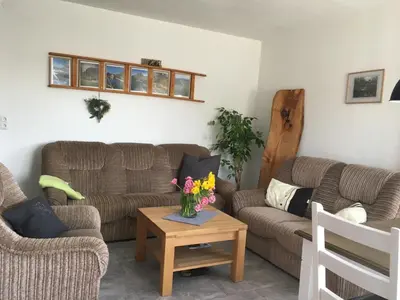 Ein Sitzbereich in der Unterkunft Ferienwohnung Auenthal