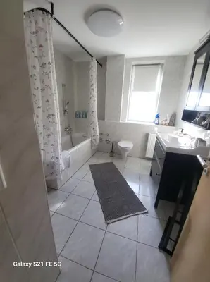 Ein Badezimmer in der Unterkunft 80qm mit Balkon 3 getrennte Räume