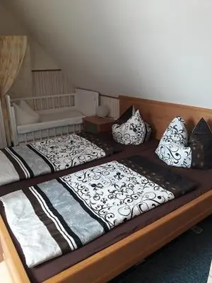 Ein Bett oder Betten in einem Zimmer der Unterkunft Ferienwohnung Bänsch