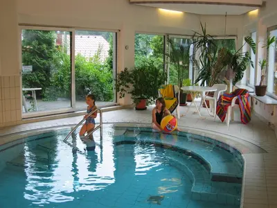 Der Swimmingpool an oder in der Nähe von Landhotel Gasthof Zwota