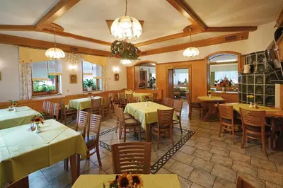 Ein Restaurant oder anderes Speiselokal in der Unterkunft Landhotel Gasthof Zwota