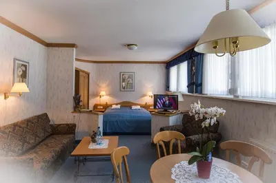 Ein Sitzbereich in der Unterkunft Gasthof Rodachtal mit Gästehaus Katharina