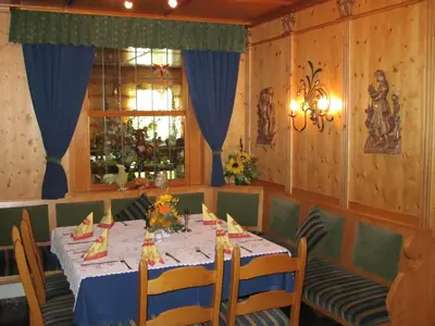 Ein Restaurant oder anderes Speiselokal in der Unterkunft Gasthof Rodachtal mit Gästehaus Katharina