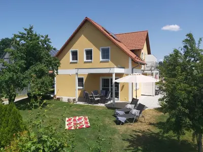 Das Gebäude in dem sich das Ferienhaus befindet