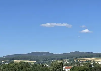 Ein allgemeiner Bergblick oder ein Berglick von des Ferienhauses aus
