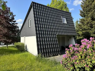 Ein Garten an der Unterkunft Schönes Ferienhaus 400m vom See, Sauna, Kamin, Klima, Garten