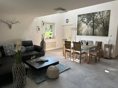 Ein Sitzbereich in der Unterkunft Schönes Ferienhaus 400m vom See, Sauna, Kamin, Klima, Garten
