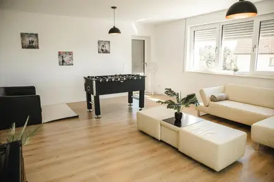 Ein Sitzbereich in der Unterkunft Shine Apartment Wackersdorf I