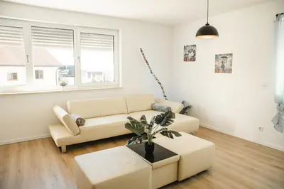 Ein Sitzbereich in der Unterkunft Shine Apartment Wackersdorf I