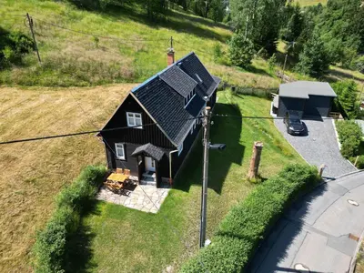 Das Gebäude in dem sich das Ferienhaus befindet