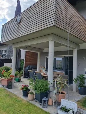Ein Garten an der Unterkunft Urlaubsruhe
