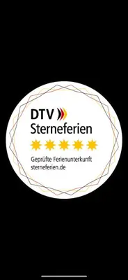 Ein Zertifikat, Auszeichnung, Logo oder anderes Dokument, das in der Unterkunft 5 Sterne Ferienwohnung Schlossplatz - Sachsen Vogtland Erzgebirge 6 Personen 3 SZ Sauna Kamin ausgestellt ist