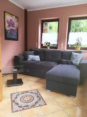 Ein Sitzbereich in der Unterkunft Ferienwohnung Hopfengärtner