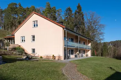 Das Gebäude in dem sich die Ferienwohnung befindet