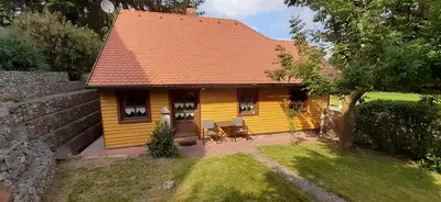 Das Gebäude in dem sich das Ferienhaus befindet