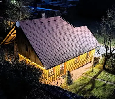 Das Gebäude in dem sich das Ferienhaus befindet