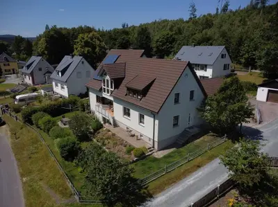Das Gebäude in dem sich das Ferienhaus befindet