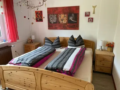 Ein Bett oder Betten in einem Zimmer der Unterkunft Ferienwohnung Zur Geigenbachtalsperre