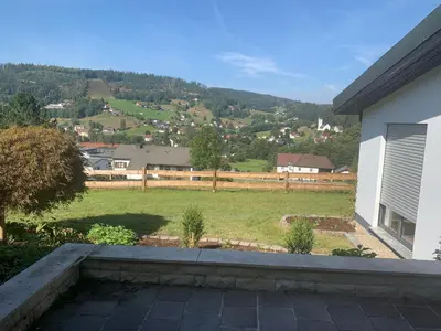 Ein allgemeiner Bergblick oder ein Berglick von des Ferienhauses aus