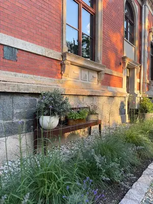 Ein Garten an der Unterkunft außergewöhnliche Ferienwohnung Stadtvilla Plauen