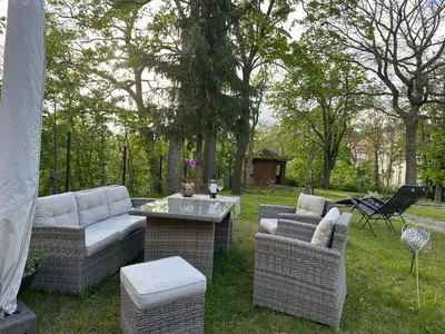 Ein Garten an der Unterkunft außergewöhnliche Ferienwohnung Stadtvilla Plauen