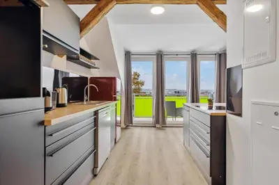 Küche/Küchenzeile in der Unterkunft EasyApartments stilvoll zentral Balkon Hauptbahnhof NETFLIX 130m2