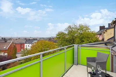 Ein Balkon oder eine Terrasse in der Unterkunft EasyApartments stilvoll zentral Balkon Hauptbahnhof NETFLIX 130m2