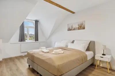 Ein Bett oder Betten in einem Zimmer der Unterkunft EasyApartments stilvoll zentral Balkon Hauptbahnhof NETFLIX 130m2