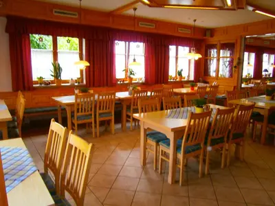 Ein Restaurant oder anderes Speiselokal in der Unterkunft Pension Drei Linden