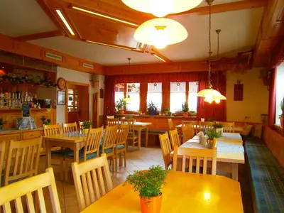 Ein Restaurant oder anderes Speiselokal in der Unterkunft Pension Drei Linden