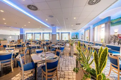 Ein Restaurant oder anderes Speiselokal in der Unterkunft Hotel Am Bühl