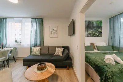 Ein Bett oder Betten in einem Zimmer der Unterkunft 2-Zimmer Themen-Apartment im Zentrum, Nähe Oper