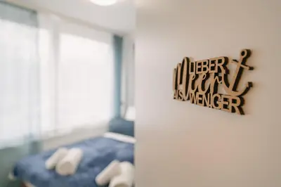 Ein Bett oder Betten in einem Zimmer der Unterkunft 2-Zimmer Themen-Apartment im Zentrum, Nähe Oper
