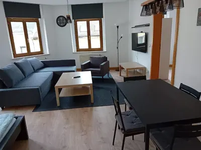 Ein Sitzbereich in der Unterkunft Zentral und ruhig in Auerbach