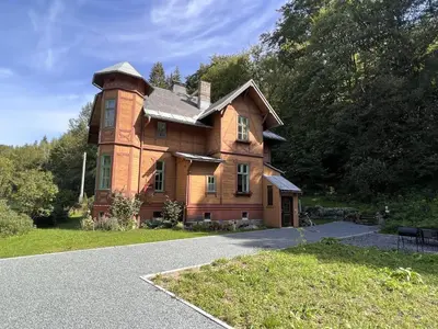 Das Gebäude in dem sich das Ferienhaus befindet
